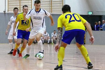 Budenzauber geht diesmal ohne Meisterkrönung über die Bühne - Über die Auszeichnung als bester Spieler durfte sich beim Winter-Cup der BSG Motor Zschopau Nick Tietze (Mitte) von den Gastgebern freuen. Im Finale zog er mit seinem Team jedoch gegen Geyer den Kürzeren. 