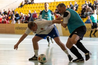 Budenzauber in Freiberg: Ex-Profis spielen in der Ernst-Grube-Halle auf - Im Duell mit Ex-Profis: Die Traditionsmannschaft Ost um Matthias Maucksch (l.) war bei der Neuauflage der Freiberger Oldieturniere in der Ernst-Grube-Halle dabei und kam am Ende auf Platz 3 ein.