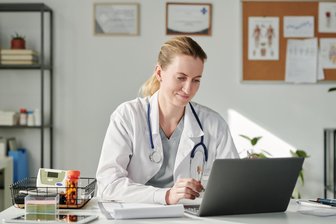 Budget-Grenze für Behandlung beim Hausarzt fällt - Was heißt das? - Erste Ansprechpartnerin bei gesundheitlichen Problemen: die Hausärztin.