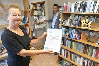 Bücher finden im Bürgerhaus bald ein neues Zuhause - Bibliothekarin Karin Lohse (vorn) freut sich über den Fördermittelbescheid zur Modernisierung der Einrichtung. Überbracht wurde er von CDU-Bundestagsabgeordneter Veronika Bellmann und Bürgermeister René Straßberger.
