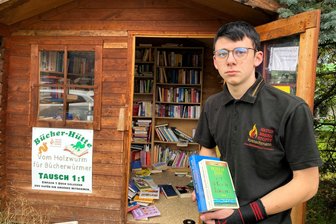 Bücher-Hütte bei Naturbrennstoffe Kretschmann in Hainichen verwüstet: Noch können sich die Täter stellen - Pascal Horn, Mitarbeiter der Naturbrennstoffe Kretschmann OHG und selbst ein Lesefreund, hat entdeckt, dass die Bücher-Hütte durchwühlt wurde.