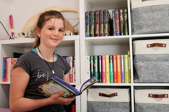 Bücher sind ihre Welt: Die beste Vorleserin Sachsens kommt aus dem Erzgebirge - Lara Böttrich in ihrem Zimmer mit einer winzigen Auswahl ihrer vielen Bücher.