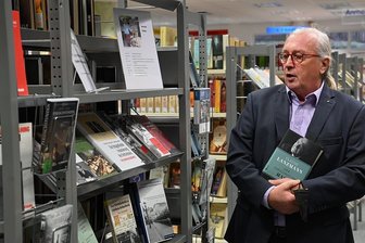 Bücher über Nazi-Gräueltaten: Bibliothek in Limbach-Oberfrohna bekommt Schenkung - In einem eigenen Regal präsentiert die Limbach-Oberfrohnaer Bibliothek die Bücher, die Konrad Felber mitgebracht hat.