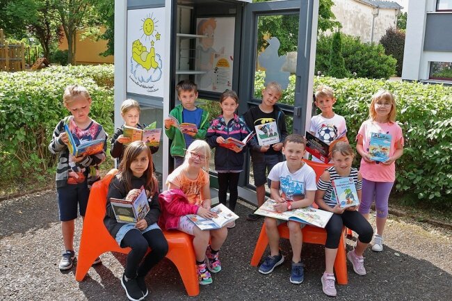 Bücherschränke liegen im Trend: Warum Meerane bald drei Mini-Bibliotheken hat - Die Mädchen und Jungen aus der Lindenschule nutzen die Bücherbox in den Hofpausen und im Schulhort. 