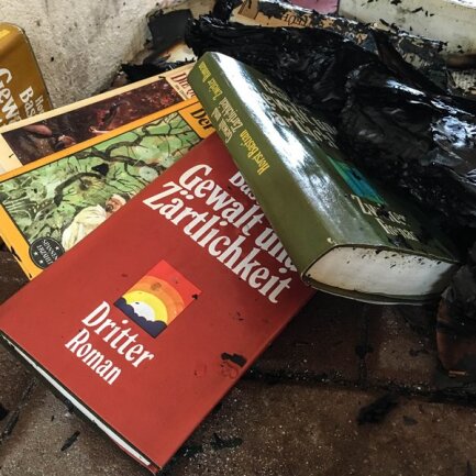 Büchertausch geht in Flammen auf - Bücher im Regal des Büchertauschs sind Opfer eines Brandanschlags geworden.