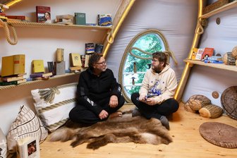 „Bücherwolke“ in Kriebstein: Warum an der Talsperre eine Bibliothek in acht Metern Höhe schwebt - Steffen Mäding (l.) und FP-Redakteur Manuel Niemann beim Gespräch im circa 6,50 Quadratmeter großen Innenraum der Bücherwolke.