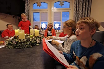 Bücherwürmer starten Vorleseaktion in „Alter Druckerei“ Oberlungwitz - Merlind und Lotta (von rechts) gehörten zu den vier Mitgliedern der Bücherwurm-AG der Karl-May-Grundschule Hohenstein-Ernstthal, die beim Auftakt der Vorleseaktion in der „Alten Druckerei“ Weihnachtsgeschichten gelesen haben.