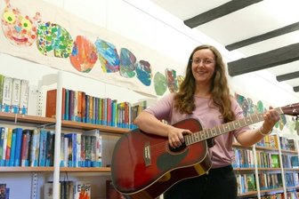Bücherwurm wird zum Ohrwurm - Mit dem Lied vom Bücherwurm hat Elke Böhm den Geschmack der jungen Generation getroffen, wie die vielen Klicks im Internet zeigen.