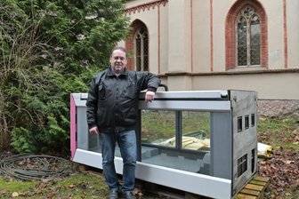 Bücherzelle als Stöbertreff vor Matthäuskirche in Zwickau-Bockwa - Eine ausgediente Telefonzelle soll zur Bücherzelle werden und künftig an der Matthäuskirche in Zwickau-Bockwa stehen - im Bild Andreas Herrmann.