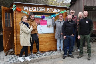 Bücherzelle in Zwickau: Ein kleines Projekt mit großer Wirkung - Die Macher vom Hartmannsdorfer Verein freuen sich über die neue Bücherzelle.