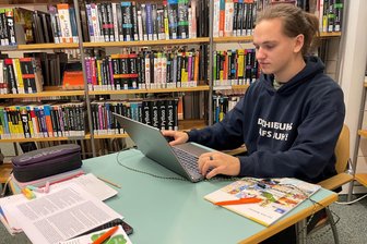 Büffeln in der Bibliothek statt Netflix auf der Couch: Chemnitzer Schüler bereiten sich in den Ferien auf Prüfungen vor - Clemens Richter bereitet seine Belegarbeit vor.