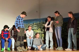 Bühne frei für den Nachwuchs: Schüler aus dem Erzgebirge zeigen Theaterkunst in Chemnitz - Die Theatergruppe Bühnenstürmer bei ihrer Aufführung „Das Monster vom Rabenwald“.