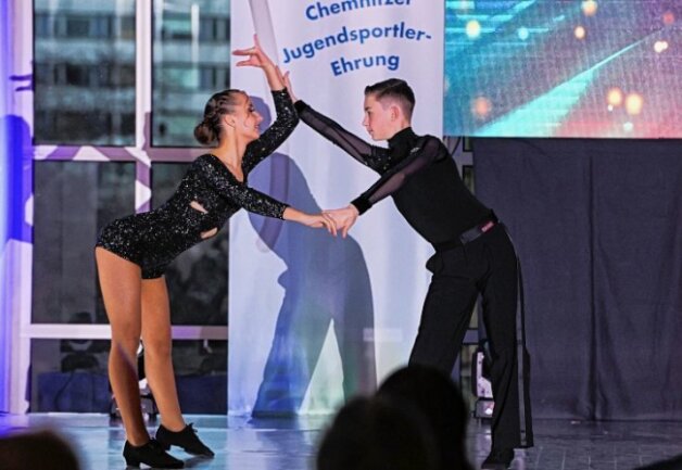 Bühne frei für die besten Nachwuchssportler der Stadt - Das Tanzpaar Melina und Tim Kramer wurde geehrt und zeigte bei der Preisverleihung gleich einmal sein Können. 