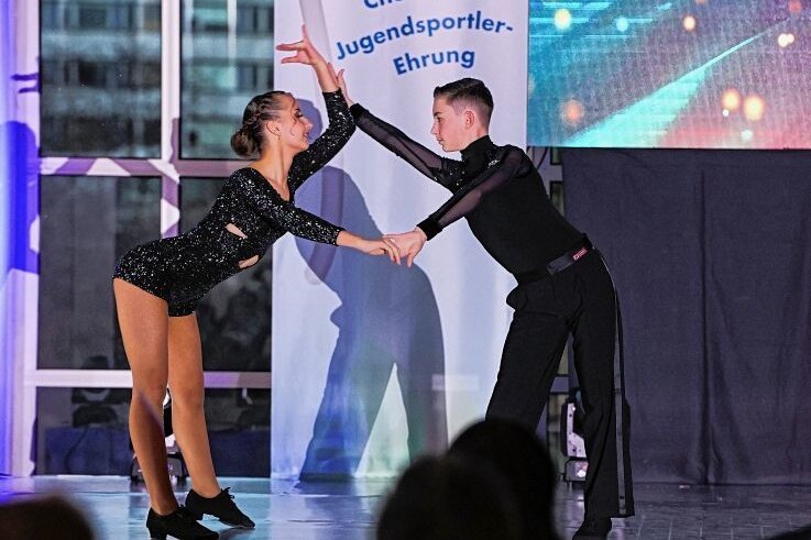 Bühne frei für die besten Nachwuchssportler der Stadt - Das Tanzpaar Melina und Tim Kramer wurde geehrt und zeigte bei der Preisverleihung gleich einmal sein Können. 