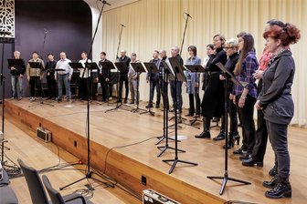 Bühne im Kon wird zum Tonstudio: Rundfunkaufnahme mit Opernchor des Theaters Plauen-Zwickau - Bei der Tonaufnahme auf der Bühne im Saal des Robert-Schumann-Konservatoriums Zwickau.