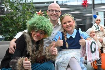 Bühne statt Schule: Ein Kindermusical in Chemnitz mit Hunderten Beteiligten und wie das seit 25 Jahren gelingt - Leiter Patrick Schulze der Musikschule am Thomas-Mann-Platz mit den beiden Hauptrollen: Links Leo Gräßler und rechts Charlotte Tauchmann.