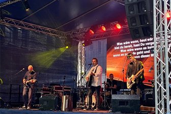 Bühnenaufbau am Schloss Schlettau startet: „Licht fürs Herz“ erlebt neue Auflage - „Licht fürs Herz“ findet erneut am Schloss Schlettau statt. Im Bild: Thomas „Rups“ Unger mit Band 2022.