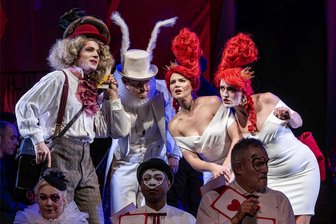 Bühnenball am Mittelsächsischen Theater in Freiberg: Mit Alice ins Wunderland - Bereits die Probe für das Galaprogramm des Bühnenballs ließ erahnen, wie bunt es diesmal zugehen wird.