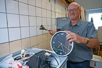 Bühnenreifes Ehrenamt: Gehringswalder werden für kulturelles Engagement geehrt - Jens Wünsche hat Utensilien wie Spieluhr und Glocke schon wieder hervorgeholt.