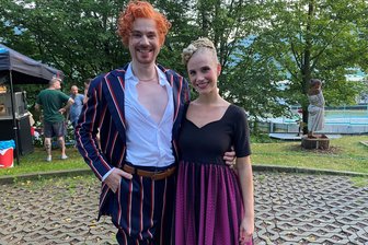 Bühnenspektakel in Kriebstein: „Weißes Rössl“ galoppiert in Richtung Besucherrekord - Anna Burger, hier mit Yannik Gräf, gab vorige Woche in Kriebstein ihr Rollendebüt als Klärchen.