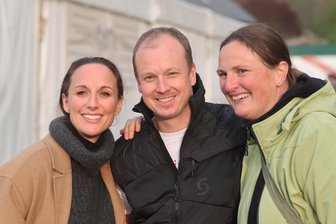 Bühnenstar fliegen bei Rückkehr in die Heimat die Herzen der Vogtländer zu: „Das war sehr emotional“ - Sopranistin Anett Fritsch (links) traf ihre Kürbitzer Freunde aus Grundschulzeiten wieder. Erik Rödel und Stefanie Puffe freuten sich riesig über das Wiedersehen.