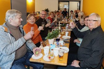 Bülaustraße 5 in Zwickau: Wo das ganze Haus gemeinsam feiert - Ein Hoch auf uns: Die Hausgemeinschaft der Bülaustraße 5 feiert gern gemeinsam. Nach der gelungenen Sommerfete saß man kurz vor Weihnachten erneut zusammen. Zum Jahresbeginn ist ein Angrillen geplant. 