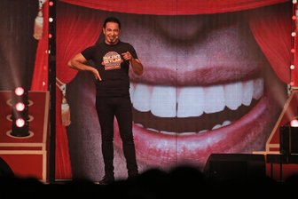 Bülent Ceylan begeistert 2000 Fans - Comedian Bülent Ceylan hat in Zwickau seine neue Show Lassmalache präsentiert.