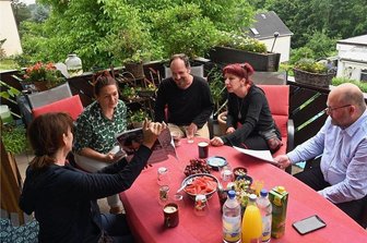 Bündnis aus Auerswalde setzt sich für Pflegekräfte ein - Babette Chenna, Yvonne Georgi, Arndt und Ina Unger sowie Sebastian Thiel (von links) gehören als Pflegefachkräfte einer neuen Interessengemeinschaft an. Hier bei einer Gesprächsrunde im Juli in Auerswalde, bei der Schwerpunkte einer Resolution zur Pflege-Misere erarbeitet wurden. 