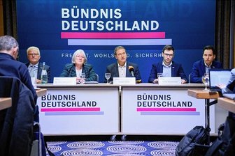 "Bündnis Deutschland" wirbt um Konservative: Was steckt hinter der neuen Partei? - Der Parteivorsitzende Steffen Große (M.) stellt zusammen mit Walter Münnich (v. l.), Ellen Walther-Klaus, Niklas Stadelmann und Jonathan Sieber die neue Partei Bündnis Deutschland vor. 