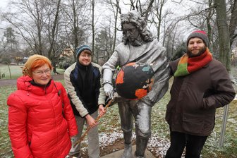 Bündnis Freiberg klimaneutral: „Silberstadt verpennt Klimaschutz“ - Nachhaltigkeit als Programm: Elke Koch, Christian Mädler (v.l.) und Konstantin Wunderlich (r.) mit der Statue von Hans Carl von Carlowitz in Freiberg.