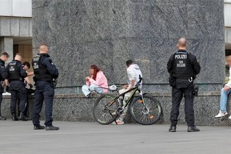 Bündnis kritisiert: Polizeikontrollen an gefährlichen Orten in Chemnitz oft diskriminierend - Eine Polizeikontrolle am Marx-Monument im Juli. Laut einer Antwort des Sächsischen Innenministeriums ist der Bereich um das Monument als „gefährlicher Ort“ eingestuft. Die Polizei kann deswegen anlasslos Personen kontrollieren. Zu oft gerieten dabei Migranten, People of Color und Geflüchtete ins Visier, kritisiert eine Kampagne.