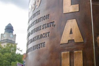 Bündnis ruft auf zum Gegenprotest in Plauen - Für Montag ruft das Bündnis für Demokratie, Toleranz und Zivilcourage unter dem Motto "Mit Anstand für Abstand" dazu auf, Gesicht zu zeigen gegen die sogenannten Spaziergänge. Treffpunkt ist ab 18.30 Uhr am Wendedenkmal.