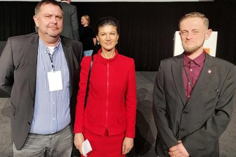 Bündnis Sahra Wagenknecht: Interessenten treffen sich in Geyer - Gerd Glöckner (Pockau/l.) und Janos Füleki (Grießbach) haben beim Parteitag am Samstag Sahra Wagenknecht getroffen.