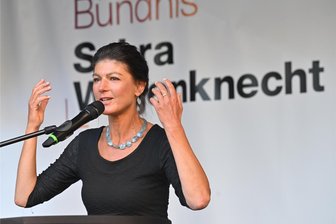 Bündnis Sahra Wagenknecht: Wer sind eigentlich dessen Wähler? - Sahra Wagenknecht bei ihrer Wahlkampfrede in Chemnitz auf dem Neumarkt.