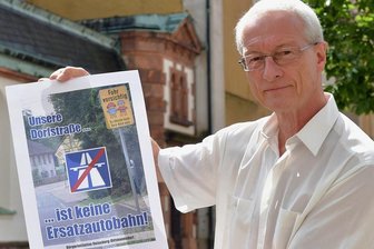 Bürger aus Reinsberg und Dittmannsdorf wehren sich gegen Ausweichverkehr durch ihre Dörfer - Volker Hönig präsentiert den Entwurf für ein Plakat, mit dem die Bürgerinitiative Reinsberg-Dittmannsdorf gegen den Ausweichverkehr bei Stau auf der Autobahn 4 protestieren will. 