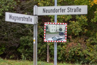 Bürger fordern Verbesserung im Plauener Westend: Rathaus reagiert „so schnell wie noch nie“ - Neuer Verkehrsspiegel im Plauener Westend.