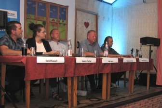 Bürger fühlen Kandidaten auf den Zahn - Die Bürgermeisterkandidaten David Rausch (v. l.), Sandra Fischer, Falk Horn, Thomas Arnold und René Naumann stellten sich den Fragen von Alexander Christoph, der das von der "Freien Presse" organisierte Wahlforum am Montagabend in Hoyersdorf moderierte. 