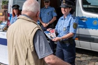 Bürger holen sich Tipps von der Polizei - Die Polizeihauptmeisterin Kathy Seyferth hat am Freitag in Wechselburg beraten.