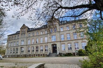 Bürger können ehemalige Schule mit ihren Ideen neu beleben - Die Räume der ehemaligen Schule werden von Vereinen und der Kita genutzt. Nun soll auch der Außenbereich neu belebt werden. 