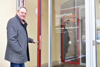 Bürger-Lounge, Timeline, Aufzug: Weißenborn geht nächstes Großprojekt an - Weißenborns Bürgermeister Udo Eckert betritt das Bürgerhaus im Ortsteil Berthelsdorf, das Herzstück des Ortes.