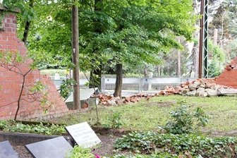 Bürger spenden für Mauerreparatur am Werdauer Friedhof - In der Mauer rund um den Werdauer Friedhofes fehlt ein zirka acht Meter langes Teil. Das wurde von den Fluten nach dem Regen am Donnerstag einfach herausgerissen.