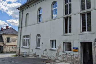 Bürger unerwünscht? Rathaustür in Bad Brambach ist zu - Wer außerhalb der Öffnungszeiten im Rathaus von Bad Brambach vorsprechen möchte, muss den Hintereingang benutzen. Von dort bietet sich aber derzeit kein schöner Blick auf den Behördensitz.