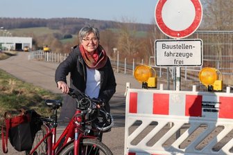 Bürger unterbreiten Vorschläge für alternativen Radweg - Hier gehts nicht mehr weiter. Anne-Sophie Berner ist bislang durch die Lärchenstraße Richtung St.Egidien geradelt. Da die Firma Geberit dort ihre Produktionshalle erweitert, geht das nicht mehr. Doch theoretisch wäre eine andere Route denkbar.