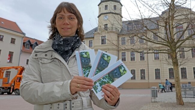 Bürgerbäume: Stadt verkauft Gutscheine - Die Baumgutscheine gibt es bei Mitarbeiterin Petra Beck in der Stadtinformation im Rathaus. 