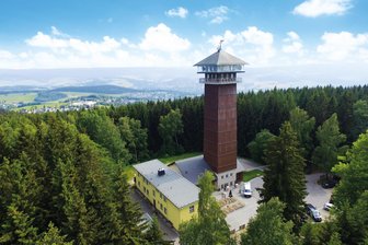 Bürgerbefragung in Grünhain-Beierfeld: Das wünschen sich die Teilnehmer für ihre Stadt - Der König-Albert-Turm auf dem Spiegelwald befindet sich auf Grünhainer Gebiet und ist der höchste Punkt der Stadt Grünhain-Beierfeld.
