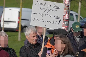 Bürgerbefragung in Zwickau: 20 Prozent würden gemeinsam mit Extremisten demonstrieren - Der Zwickauer Rentner Achim Tröger bei einer Demo der „Freien Sachsen“ gegen eine Asylunterkunft. Er kann kein Problem darin erkennen, mit wem er da gemeinsam demonstriert.
