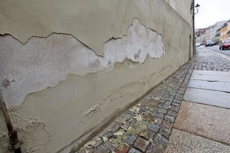 Bürgerbüro in Hohenstein-Ernstthal: Putz bröckelt wenige Jahre nach der Sanierung - Am Bürgerbüro platzt die Putzschicht ab. Dies nach Angaben von Fachleuten liegt an historischen Baustoffen auf Kalkbasis.