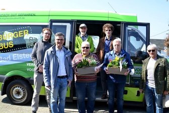Bürgerbus-Fahrer der ersten Stunde gehen in Lenkrad-Rente - Dieter Heyne und Joachim Windecker (Mitte) wurden am Dienstag als aktive Fahrer verabschiedet. Blumen überreichten Leif Irmscher vom ZVV (links) und Bürgermeister Olaf Schlott (2. von links) als Vorstandsvorsitzender des Bürgerbus-Vereins .