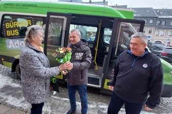 Bürgerbus Vogtland begrüßt 90.000. Fahrgast - 90.000 Fahrgäste in zehn Jahren: Adorfs Bürgermeister Rico Schmidt überreichte Blumen an Martina Schaufuß.