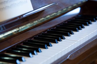 Bürgerchor Jocketa veranstaltet Frühlingskonzert mit Gloria Winds - Beim Konzert wird auch der Herzog von Schneckenstein (Andreas Winkler) musizieren.